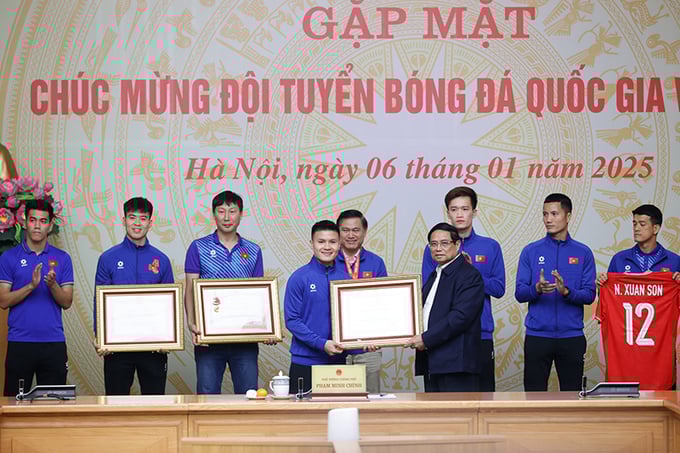 472348963-639022898781048-7832088995936767164-n-107837-061317_762.jpg Thủ tướng trao Huân chương Lao động hạng Ba cho cầu thủ Nguyễn Quang Hải. Ảnh: Nhật Bắc.