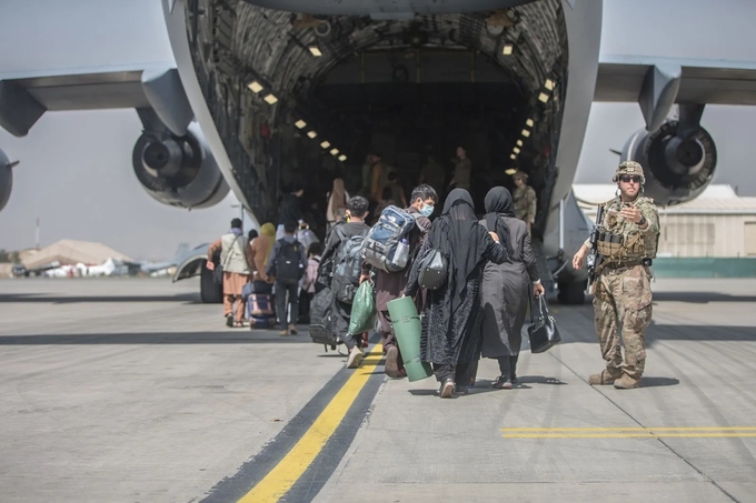 families-board-us-air-force-aircraft-evacuation-kabul-2021-084354_933.jpg Các gia đình Afghanistan di tản lên máy của Không quân Mỹ hồi tháng 8/2021. Ảnh: Bộ Quốc phòng Mỹ.