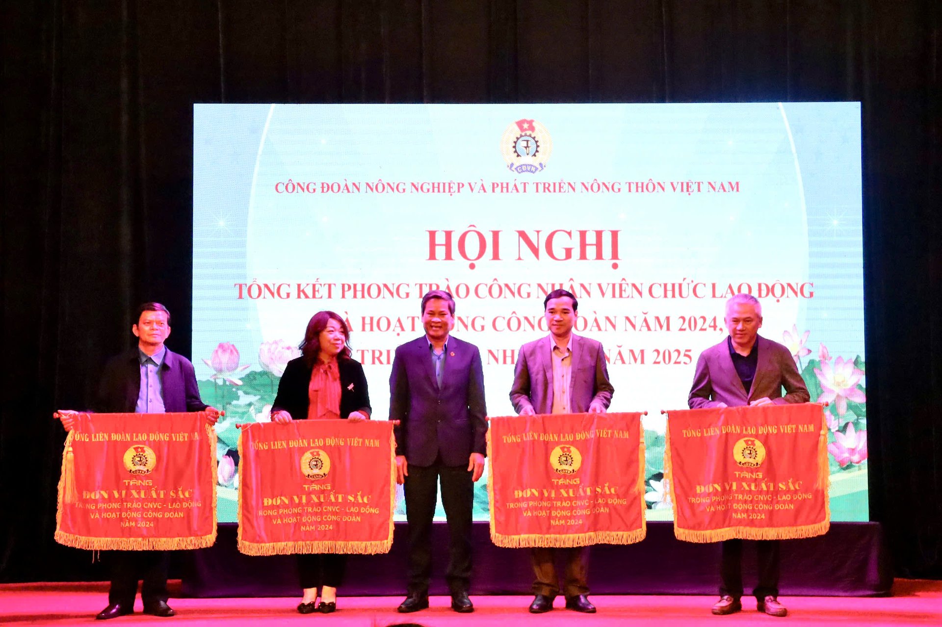 day-manh-thuc-hien-luat-cong-doan-de-bao-ve-quyen-loi-nguoi-lao-dong-192053_955.jpg Tổng Liên đoàn Lao động Việt Nam trao cờ cho các đơn vị có thành tích xuất sắc trong hoạt động công đoàn năm 2024. Ảnh: Phương Linh.