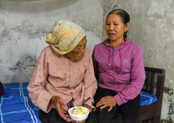dsc_1953_1-113611_294.jpg Bà Trần Thị Mỵ tuy kém 20 tuổi nhưng là mẹ đỡ đầu của bà Phạm Thị Gái. Ảnh: Dương Đình Tường.