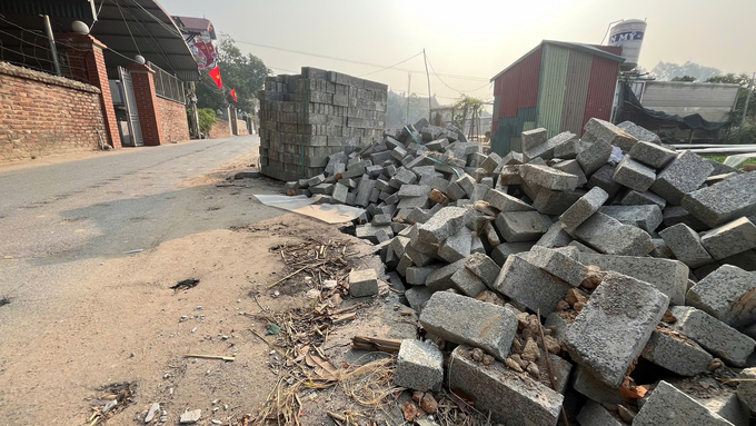 z6212553124266_37448d07eba8a880619d0ce7f4f26bca-192354_148.jpg Hệ thống mương thoát nước cũng bị bỏ dở, gạch đá chỏng chơ ảnh hưởng đến giao thông đi lại. Ảnh: Đức Minh.