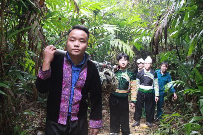 loi-the-giu-rung-cua-nguoi-mong-na-hau-112035_238.jpg Người dân địa phương khiêng lễ vật lên rừng để thực hiện các nghi lễ Tết rừng. Ảnh: Thanh Tiến.