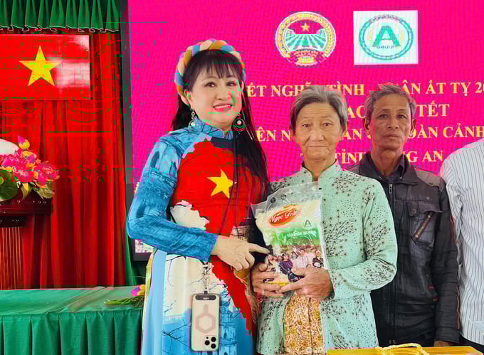 tap-doan-an-nong-nhan-bang-khen-cua-chu-tich-ubnd-tinh-long-an-143815_205.jpg Doanh nhân, ca sĩ Bích Thủy cho biết đây là niềm tự hào và cũng là động lực để tiếp tục thực hiện các chương trình ý nghĩa hơn nữa trong tương lai. Ảnh: MĐ.