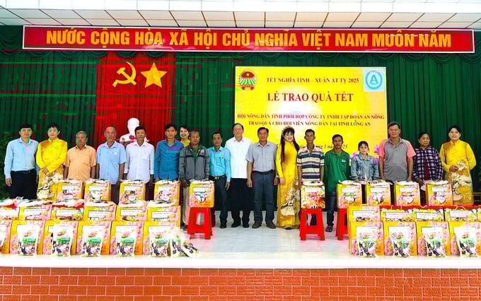tap-doan-an-nong-nhan-bang-khen-cua-chu-tich-ubnd-tinh-long-an-144222_799.jpg Hoạt động trao quà Tết xuân Ất Tỵ 2025 của Tập đoàn An Nông tại Long An. Ảnh: MĐ.