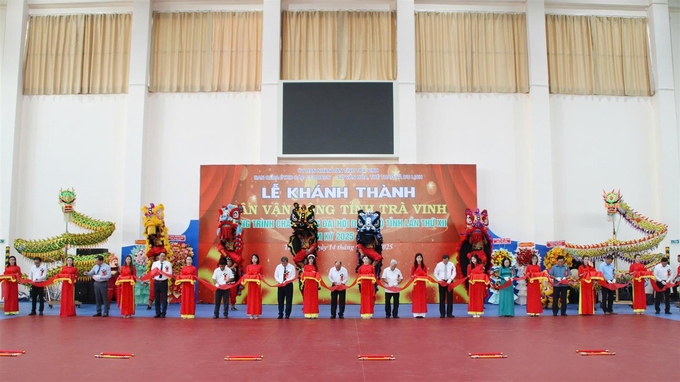 svd-140810_44.jpg Lãnh đạo tỉnh Trà Vinh cắt băng khánh thành sân vận động mới của tỉnh. Ảnh: CTV.