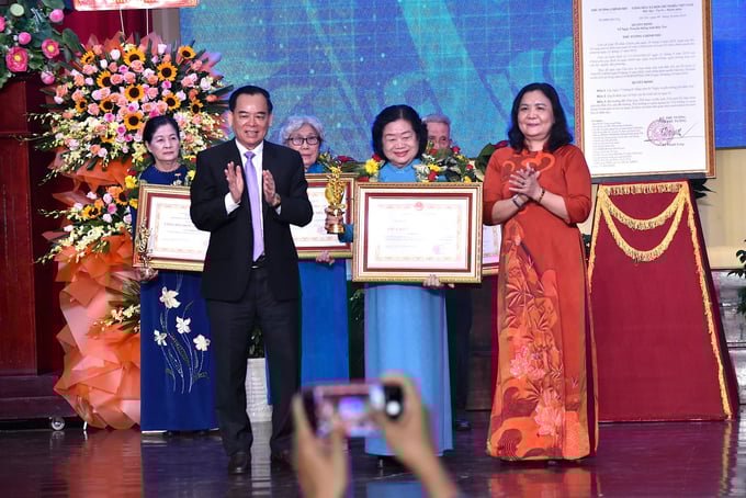 b2d9f2cb20479c19c556-211431_221.jpg Nguyên Phó Chủ tịch nước Trương Mỹ Hoa được trao danh hiệu Công dân Đồng Khởi danh dự. Ảnh: Minh Đảm.