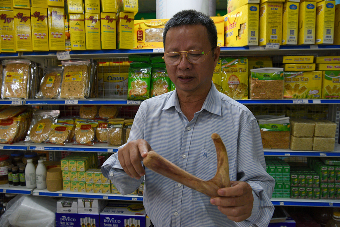 dsc_1569_1-102119_736.jpg Anh Trịnh Văn Tiến bên sản phẩm nhung hươu. Ảnh: Dương Đình Tường.