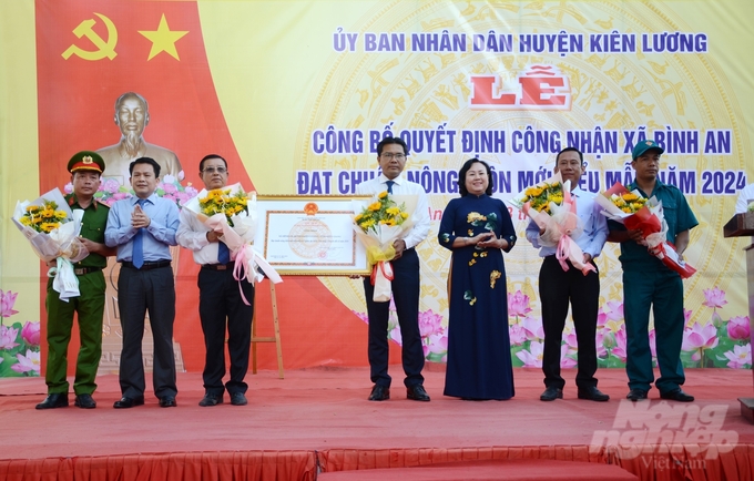 Bí thư Huyện ủy Kiên Lương Trần Thu Hồng trao quyết định của Chủ tịch UBND tỉnh Kiên Giang công nhận xã nông thôn mới kiểu mẫu năm 2024 cho Đảng bộ, nhân dân xã Bình An. Trung Chánh.
