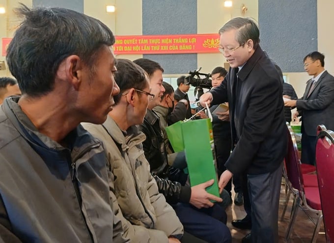 z6229661550701_b493c63033d0ae6f733a5ae4df109780-091751_666.jpg Ông Lương Quốc Đoàn Chủ tịch Trung ương Hội Nông dân Việt Nam tặng quà Tết cho hội viên nông dân có hoàn cảnh khó khăn ở phường Hàm Rồng, thị xã Sa Pa, tỉnh Lào Cai ngày 14/1.