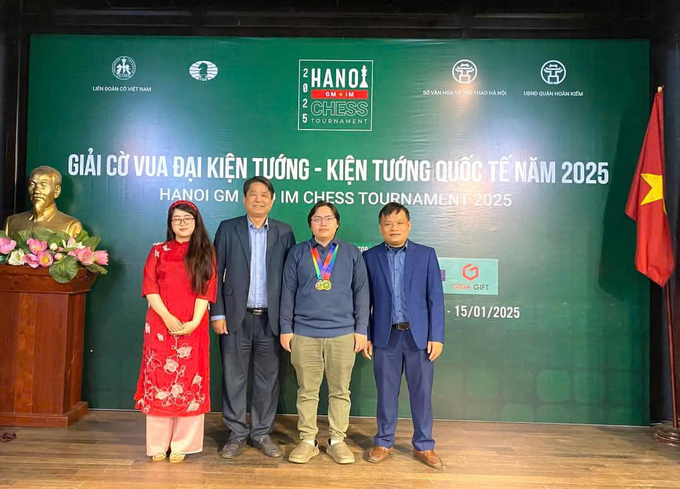 anh-2--ky-thu-dang-hoang-son-nhan-giai-223330_965.jpg Kỳ thủ Đặng Hoàng Sơn (thứ hai từ phải sang) nhận giải thưởng.