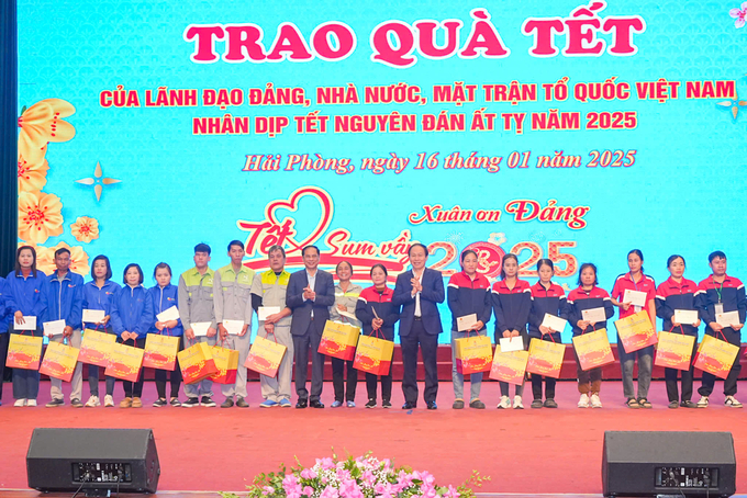 tet-sum-vay-14-201706_683.jpg Phó Thủ tướng Bùi Thanh Sơn và ông Lê Tiến Châu - Bí thư Thành ủy Hải Phòng tặng quà công nhân và người lao động. Ảnh: Đàm Thanh.