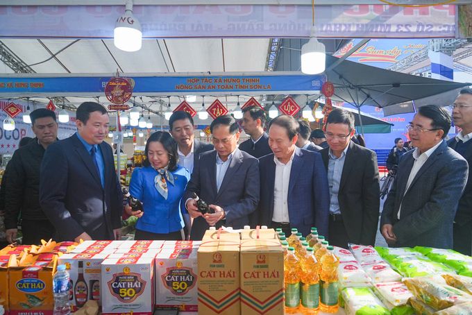 tet-sum-vay-16-201707_448.jpg Phó Thủ tướng Bùi Thanh Sơn tham quan các sản phẩm nông nghiệp đặc trưng của Hải Phòng. Ảnh: Đàm Thanh.