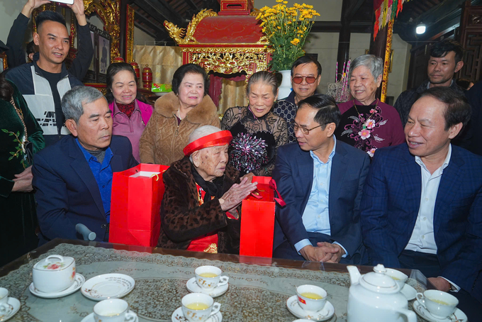 tet-sum-vay-2-201704_464.jpg Phó Thủ tướng thăm và tặng quà Mẹ Việt Nam Anh hùng Trần Thị Bệ, 105 tuổi tại quận Hải An. Ảnh: Đàm Thanh.