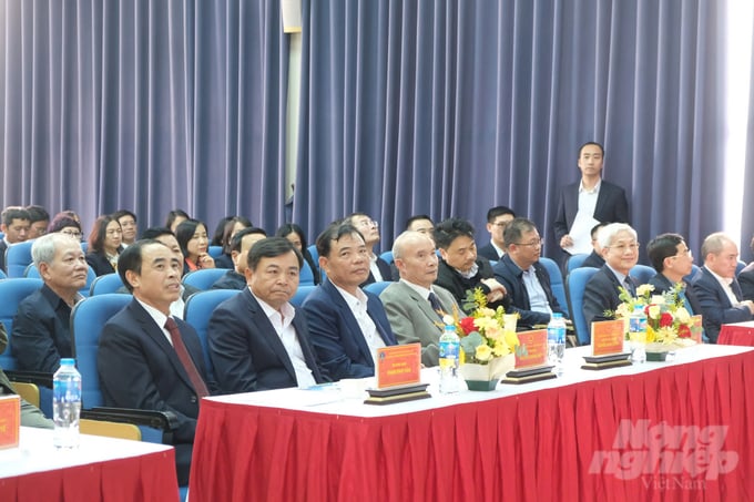 z6235714072706_840995d5584a4e8e0006167628eb5a92-222232_605-222233.jpg Nguyên Bộ trưởng Nguyễn Xuân Cường cùng các lãnh đạo, nguyên lãnh đạo Bộ NN-PTNT tham dự Hội nghị. Ảnh: Thái Bình.