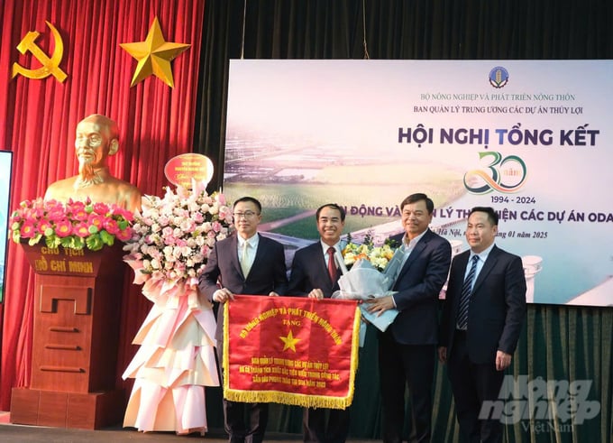 z6235721442757_fe5af541489bce5922e4dba481ed6495-222142_174-222142.jpg Thứ trưởng Nguyễn Hoàng Hiệp thay mặt lãnh đạo Bộ NN-PTNT tặng Cờ thi đua năm 2023 cho Ban CPO. Ảnh: Thái Bình.