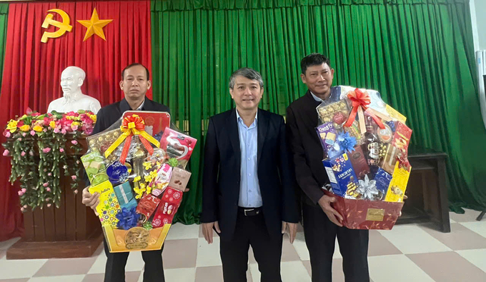 z6237522813766_1d32c78ca21e005f572991cca0825851-071030_246.jpg Những cán bộ không chuyên trách cấp xã ở huyện miền núi An Lão phấn khởi nhận quà Tết của Sở Kế hoạch và Đầu tư tỉnh Bình Định. Ảnh: V.Đ.T.