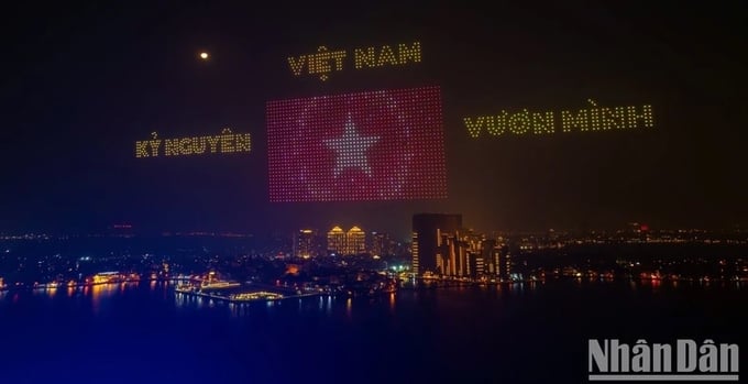 nhung-man-trinh-dien-an-tuong-dac-sac-toa-chat-rieng-093129_147.jpg Hình ảnh cờ Tổ quốc trên bầu trời được thể hiện bằng dronelight.