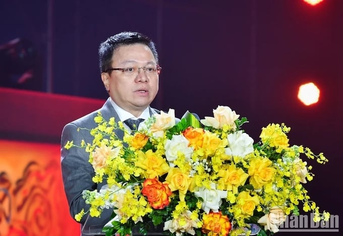 nhung-man-trinh-dien-an-tuong-dac-sac-toa-chat-rieng-093129_464.jpg Ông Lê Quốc Minh phát biểu tại chương trình.