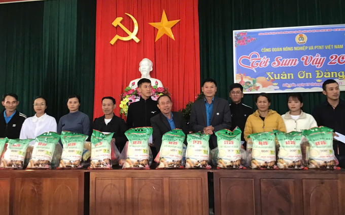 tang-hang-tram-suat-qua-tet-cho-cong-nhan-nganh-ca-phe-140809_504.jpg Hằng trăm suất quà Tết được trao đến công nhân có hoàn cảnh khó khăn. Ảnh: Ngọc Thăng.