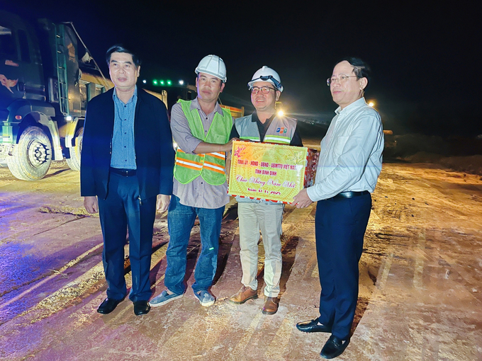 1-113550_942.jpg Chủ tịch UBND tỉnh Phạm Anh Tuấn (bìa phải) tặng quà cho công nhân tại công trình Tổ hợp Trung tâm nghiên cứu, sản xuất và đào tạo chuyên gia công nghệ tại Khu đô thị Khoa học và giáo dục Quy Hòa. Ảnh: V.Đ.T.