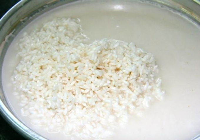 cach-nau-xoi-nuoc-cot-dua-hinh-5-165221_459.jpg Màu trắng cốt dừa, gạo nếp ngâm qua đêm, trộn với chút muối rồi hấp chín.