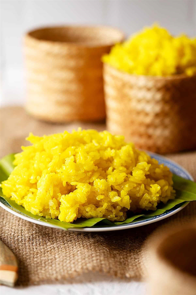 nghe-164842_711.jpg Nếu không thích mùi nồng của nghệ, có thể ngâm 1 giờ thấy gạo chuyể màu vàng thì đổ hết nước ngâm đi, cho lại nước lọc mới vào.