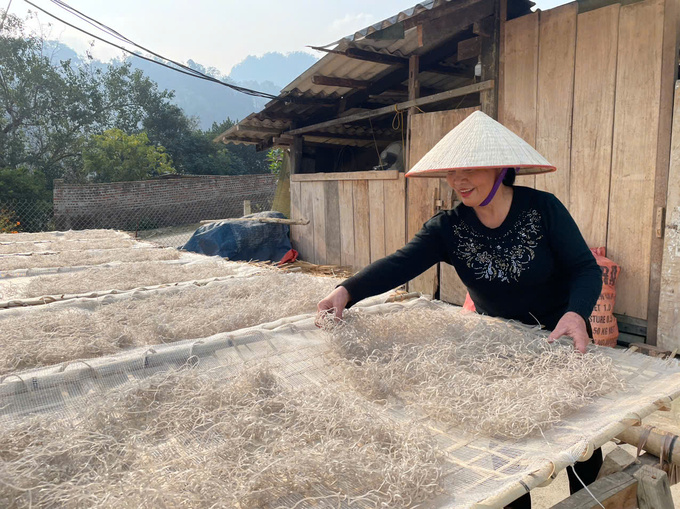 2-091842_44.jpg Chị Hoàng Thị Đông tranh thủ phơi miến khi thời tiết thuận lợi. Ảnh: Ngọc Tú.