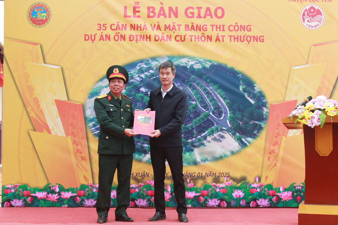 a-3-122657_564.jpg Đại diện Quân khu 2 bàn giao dự án cho lãnh đạo huyện Lục Yên. Ảnh: Thanh Tiến.