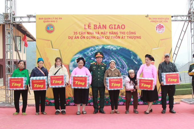a-5-122933_278.jpg Các hộ dân được bị thiệt hại được tặng quà Tết. Ảnh: Thanh Tiến.