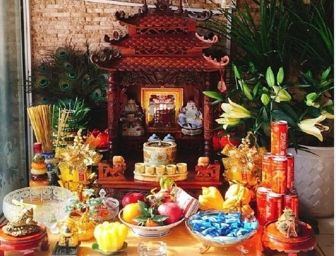 ban-tho-155850_288.jpg Việc thắp hương thể hiện lòng thành kính với tổ tiên và các vị thần linh, đồng thời cầu mong bình an, tài lộc cho gia đình. Ảnh: Internet.