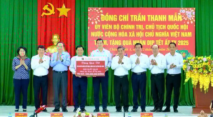 cac-chi-nhanh-agribank-khu-vuc-tay-nam-bo-don-tet-nghia-tinh-cung-ba-con-154223_29.jpg Ông Lê Viết Quyền (thứ tư, từ trái sang) - Giám đốc Agribank chi nhánh tỉnh Hậu Giang trao bảng tượng trưng hỗ trợ quà Tết cho các đối tượng chính sách trên địa bàn tỉnh. Ảnh: MK.