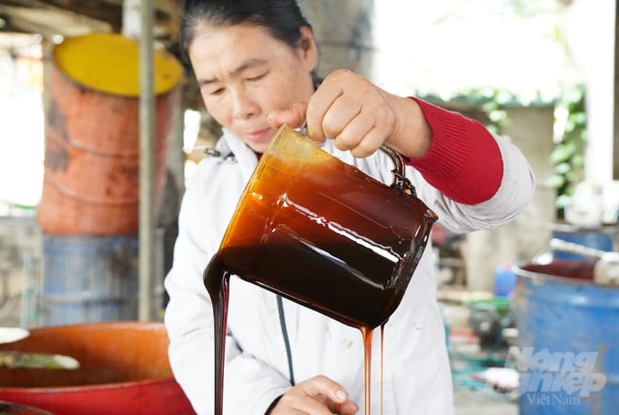lang-mat-mia-do-lua-ngay-tet-222111_166-222112.jpeg Hiện giá mật mía bán tại lò là 15.000 - 17.000 đồng/kg. Ảnh: Quốc Toản.