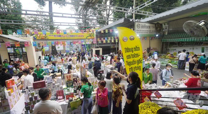01-163811_887-163812.jpg Các đơn vị tham gia giới thiệu sản phẩm đến từ khắp các vùng miền trên cả nước, với những nông đặc sản riêng biệt. Ảnh: Nguyễn Thủy.