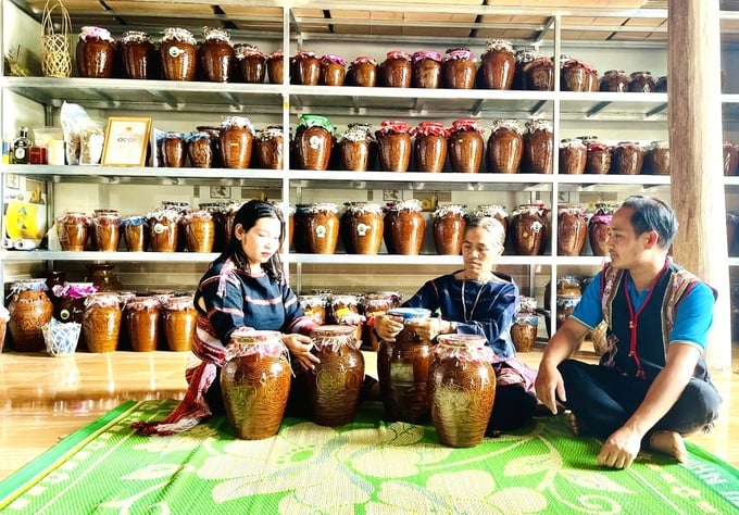 ba-chuoc-ngoi-giua-cung-cac-con-gin-giu-cach-lam-men-va-u-ruou-can-truyen-thong-cua-dan-toc-111249_648.jpg Nghề ủ rượu cần bằng men lá tự nhiên được bà Chuốch xin phép Hội đồng già làng, truyền lại cho con trai và con dâu. Ảnh: ĐL.