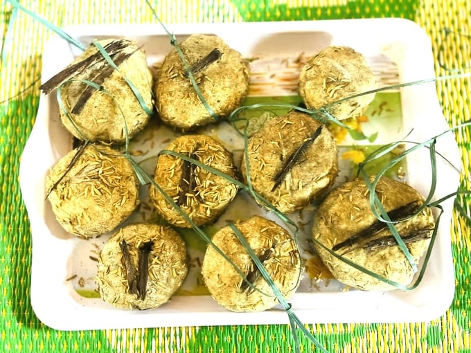 men-u-ruou-can-duoc-ba-chuoch-lam-tu-cay-la-tu-nhien-111709_141.jpg Men ủ rượu cần được bà Chuốch làm từ cây lá tự nhiên trong rừng sâu. Ảnh: ĐL.