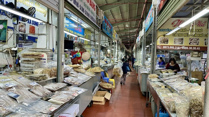z6262415352739_ffc24911b848ed3d8b4ba9035a6ca306-133617_131.jpg Khu vực bán hải sản khô rơi vào tình trạng 'ế ẩm'. Ảnh: Thanh Phương.