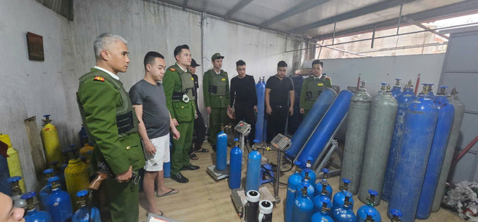 2307304_luc_luong_canh_sat_113_phat_hien_co_so_sang_chiet_khi_n2o_11515126-190101_872.jpg Lực lượng chức năng phát hiện cơ sở sang chiết khí cười. Ảnh: QMG.
