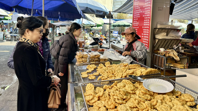 z6262416955052_3851c5d6e94c9a0c7f54fa385f39fde3-134419_608.jpg Chả mực là món ăn được ưa chuộng trong dịp Tết. Ảnh: Thanh Phương.