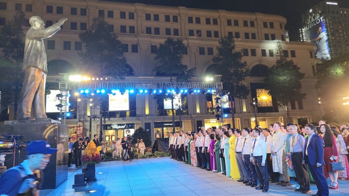 dsc35-215900_396.jpg Lãnh đạo UBND TP.HCM cùng quan khách dâng hương báo công trước tượng đài Chủ tịch Hồ Chí Minh.