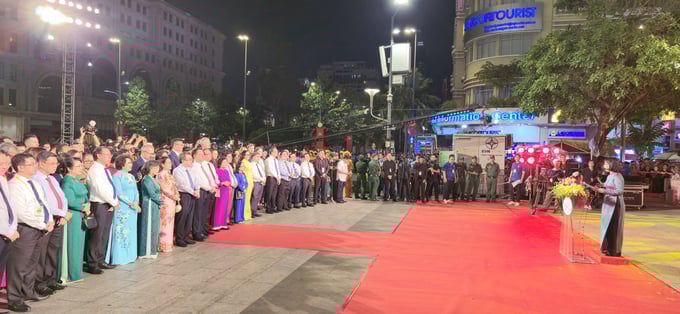 dsc38-220308_875.jpg Bà Trần Thị Diệu Thúy, Phó Chủ tịch UBND TP.HCM đọc diễn văn khai mạc lễ hội Đường hoa.