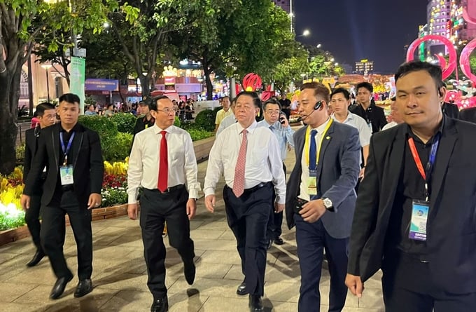 dsc44-220555_376.jpg Sau lễ khai mạc, ông Nguyễn Trọng Nghĩa, Ủy viên Bộ Chính trị, Bí thư Trung ương Đảng, Trưởng Ban Tuyên giáo Trung ương và ông Nguyễn Văn Nên, Ủy viên Bộ Chính trị, Bí thư Thành ủy TP.HCM cùng các đại biểu tham quan Đường hoa.