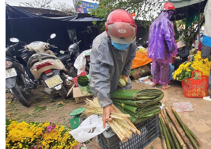 Lá chuối, lạt gói bánh vẫn được bán ở các chợ quê vào dịp gần Tết. Ảnh: T. Đức.