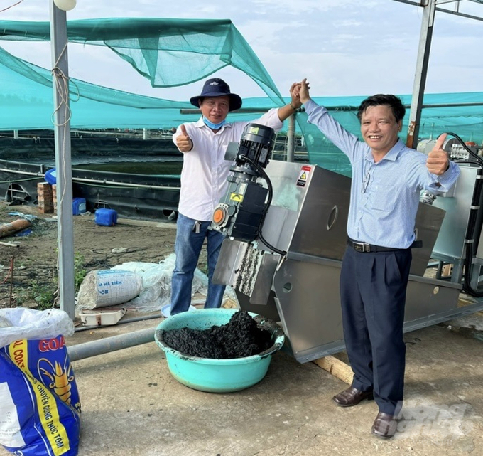 z6266865142615_cbdd63ee028b57ac664da7e4b06f7976-093635_45-093635.jpg Ông Nguyễn Văn Vượng (bên phải), Giám đốc Trung tâm Khuyến nông tỉnh Bạc Liêu, thử nghiệm thành công sáng chế thu gom chất thải bằng máy ép phân tôm do ông làm tác giả từ nhiều năm trước. Ảnh: Trọng Linh.