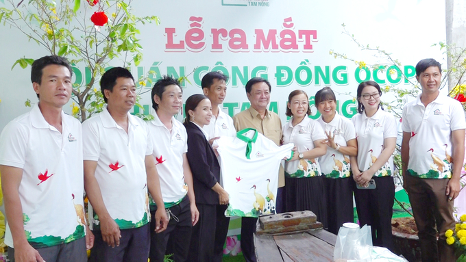 bo-truong-le-minh-hoan-tham-chuc-tet-tai-hoi-quan-cong-dong-ocop-tam-nong-huyentn-091450_417.jpg Bộ trưởng Lê Minh Hoan đến thăm, tặng quà và chúc mừng năm mới Ất Tỵ 2025 tại Hội quán cộng đồng OCOP Tam Nông. Ảnh: Lê Hoàng Vũ.