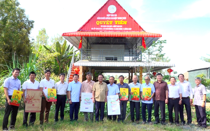 bo-truong-le-minh-hoan-tham-chuc-tet-tai-htx-dich-vu-nn-sinh-thai-quyet-tien-huyentn-tinh-dong-thap-091450_461.jpg Bộ trưởng Bộ NN-PTNT Lê Minh Hoan đến thăm HTX dịch vụ nông nghiệp sinh thái Quyết Tiến. Ảnh: Lê Hoàng Vũ.