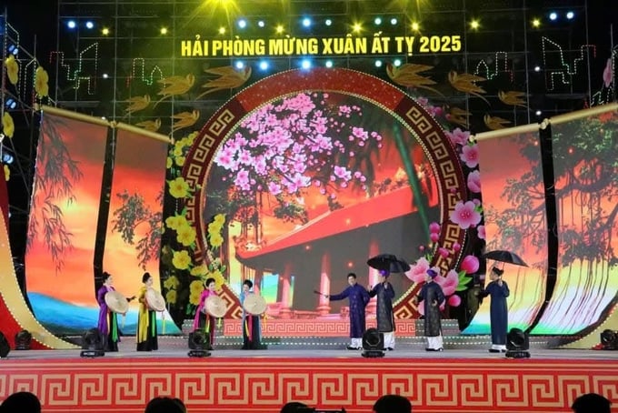 fb_img_1738039375688-120318_468.jpg Tổng duyệt chương trình nghệ thuật mừng xuân Ất Tỵ 2025 tại quảng trường Nhà Hát Lớn thành phố Hải Phòng. Ảnh: Duyên Vũ.