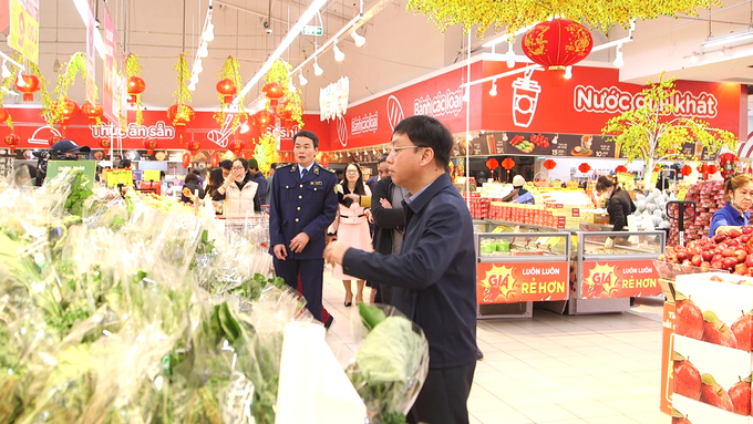 thi-truong-hai-phong-on-dinh-dip-tet-at-ty-093002_712.jpeg Lực lượng chức năng kiểm tra việc cung ứng hàng hóa dịp Tết tại siêu thị. Ảnh: Hoàng Tùng.