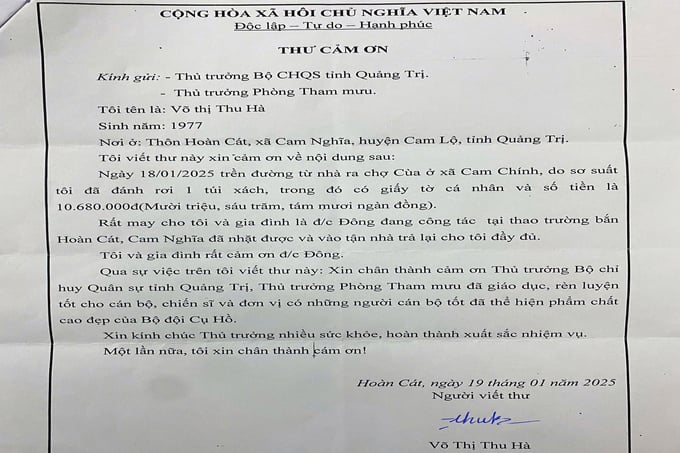 z6269803159706_31c94f6043b6bd339e4975b64844b327-164133_497.jpg Cảm động vì hành động đẹp, nhặt được của rơi, tìm người trả lại của đại úy Lê Anh Đông, chị Võ Thị Thu Hà đã viết thư cảm ơn. Ảnh: Bộ CHQS tỉnh Quảng Trị.