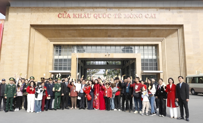 b4282b02_a7-155940_79.jpeg Cửa khẩu Quốc tế Móng Cái đón những vị khách du lịch đầu tiên đến 'xông đất'.