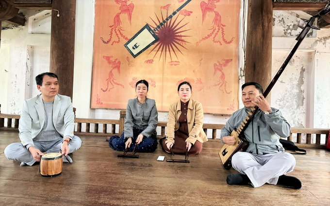 Nghệ nhân ưu tú Dương Thị Xanh (thứ 2 bên phải) là một trong những ca nương hiếm hoi ở huyện Nghi Xuân gắn bó với ca trù từ thuở bé. Ảnh: Hưng Phúc.
